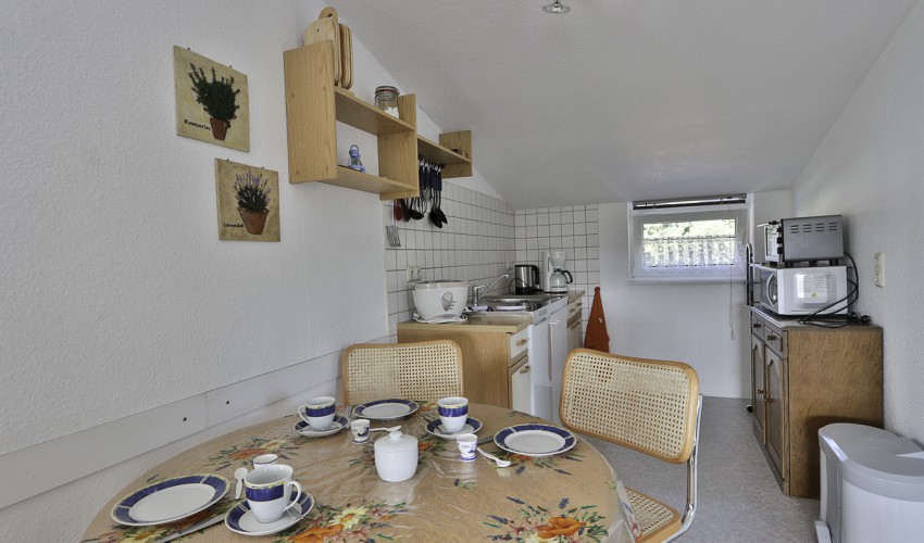 Esstisch und Küchenzeile