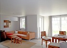 geräumiges Wohnzimmer