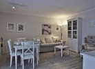 Wohnzimmer mit ausziehbarer Schlafcouch