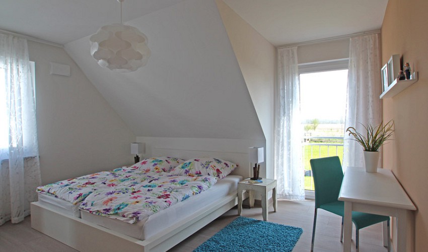Schlafzimmer mit Doppelbett im OG