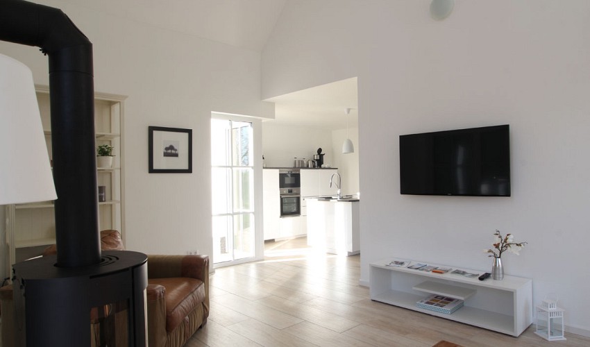 geräumiges Wohnzimmer mit Kamin