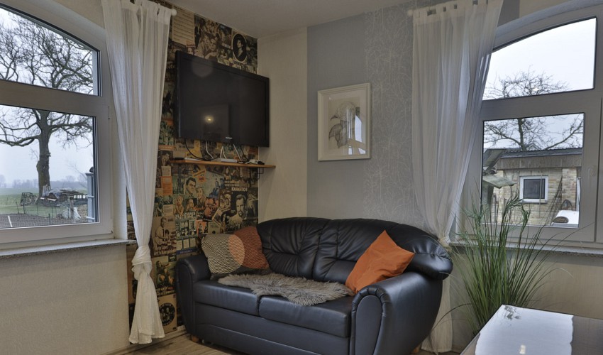 Couch und Fernseher im Gemeinschaftsraum