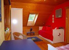 Schlafzimmer mit zusätzlichem Einzelbett