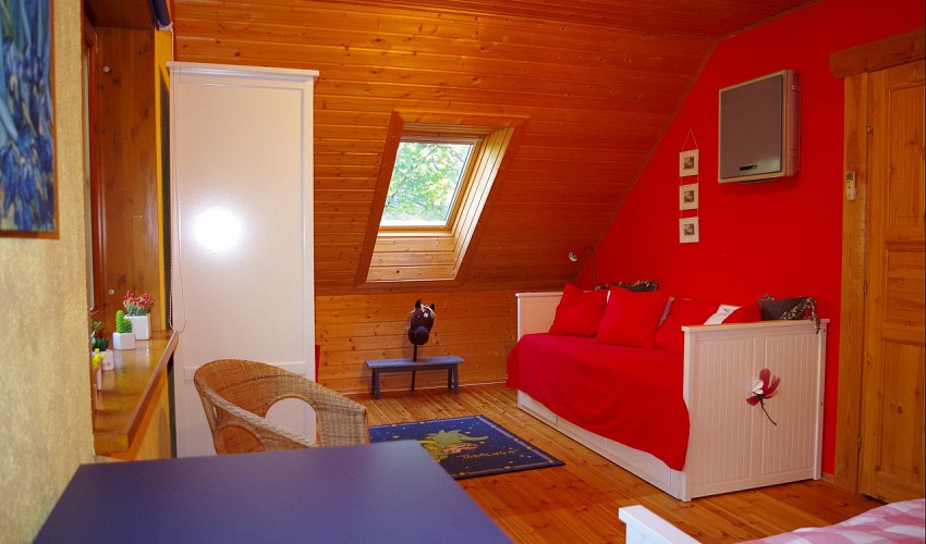 Schlafzimmer mit zusätzlichem Einzelbett