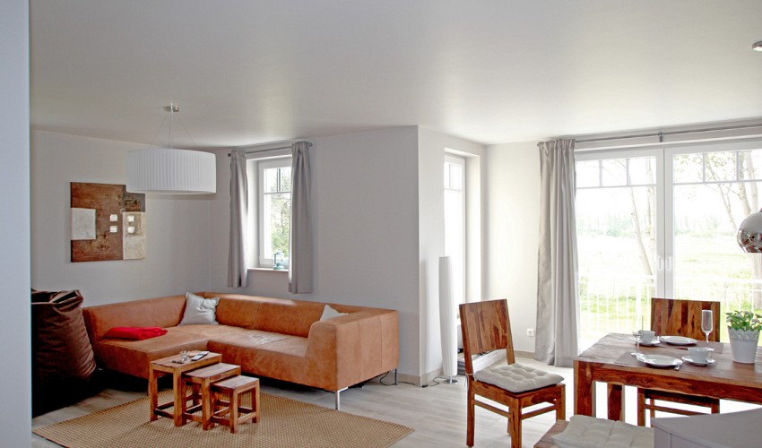 geräumiges Wohnzimmer