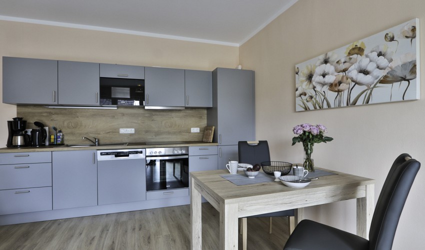 Blick zur modernen Küchenzeile