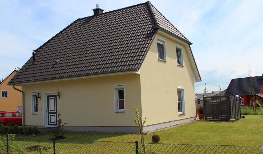 Haus mit voll umzäunten Garten