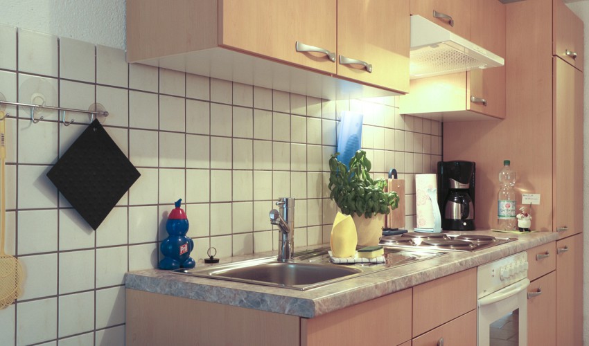 Küchenzeile mit Mikrowelle