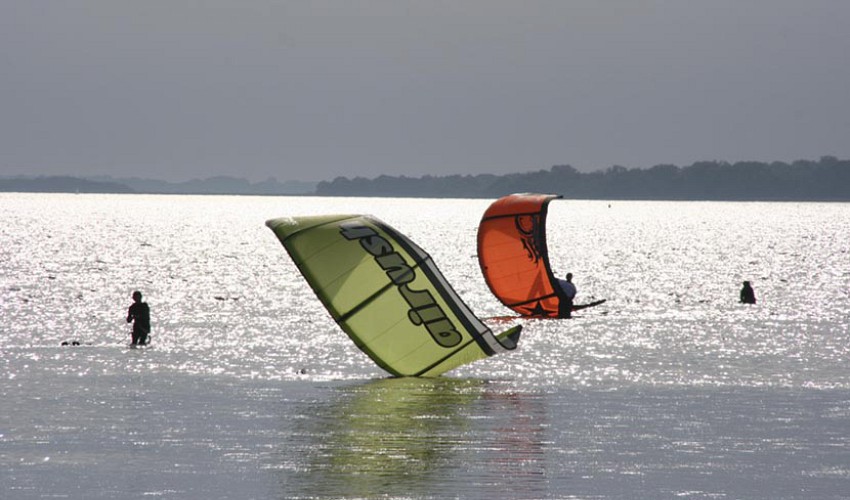 Kitesurfer auf dem Haff