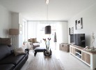 stilvolles Wohnzimmer mit Balkon