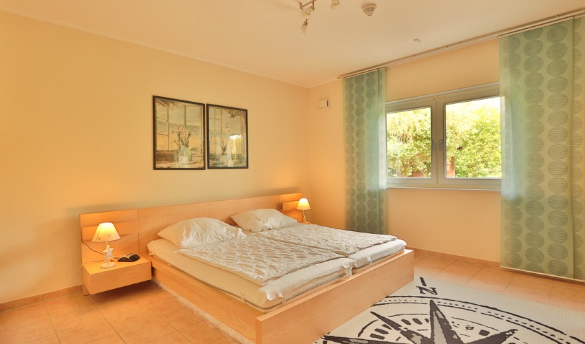 Schlafzimmer 1