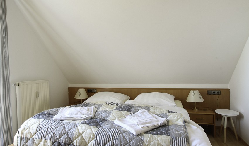 Schlafzimmer mit Doppelbett