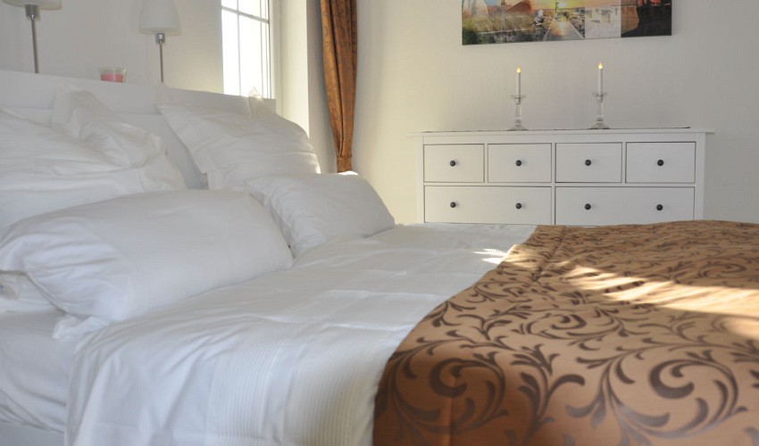 Schlafzimmer mit Doppelbett 180x200 cm